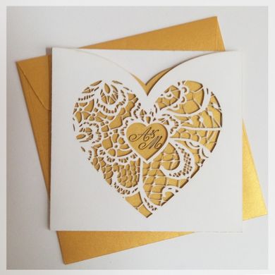 Пригласительная свадебная открытка в золотом конверте
