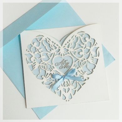 Весільна запрошувальна листівка з блакитним серцем