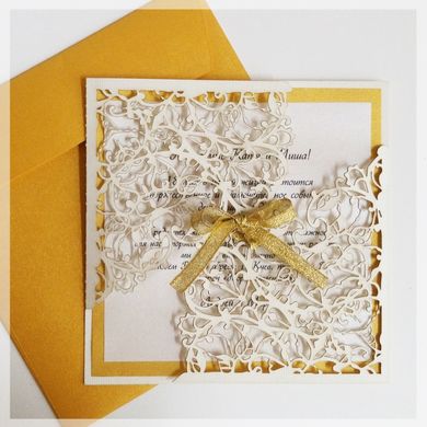 Ажурна запрошувальна листівка на весілля з золотим конвертом