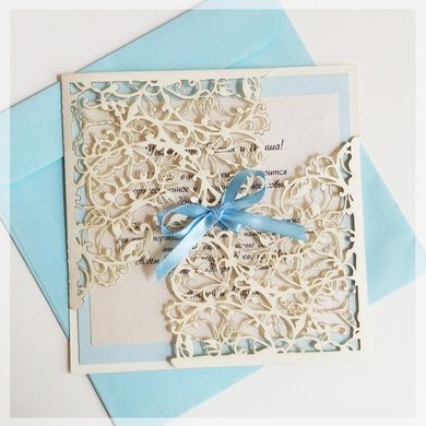 Ажурная свадебная открытка, бежево-голубая, голубой конверт